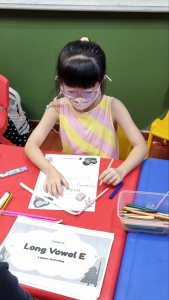 Reading classes for children that integrate phonics to build reading skills